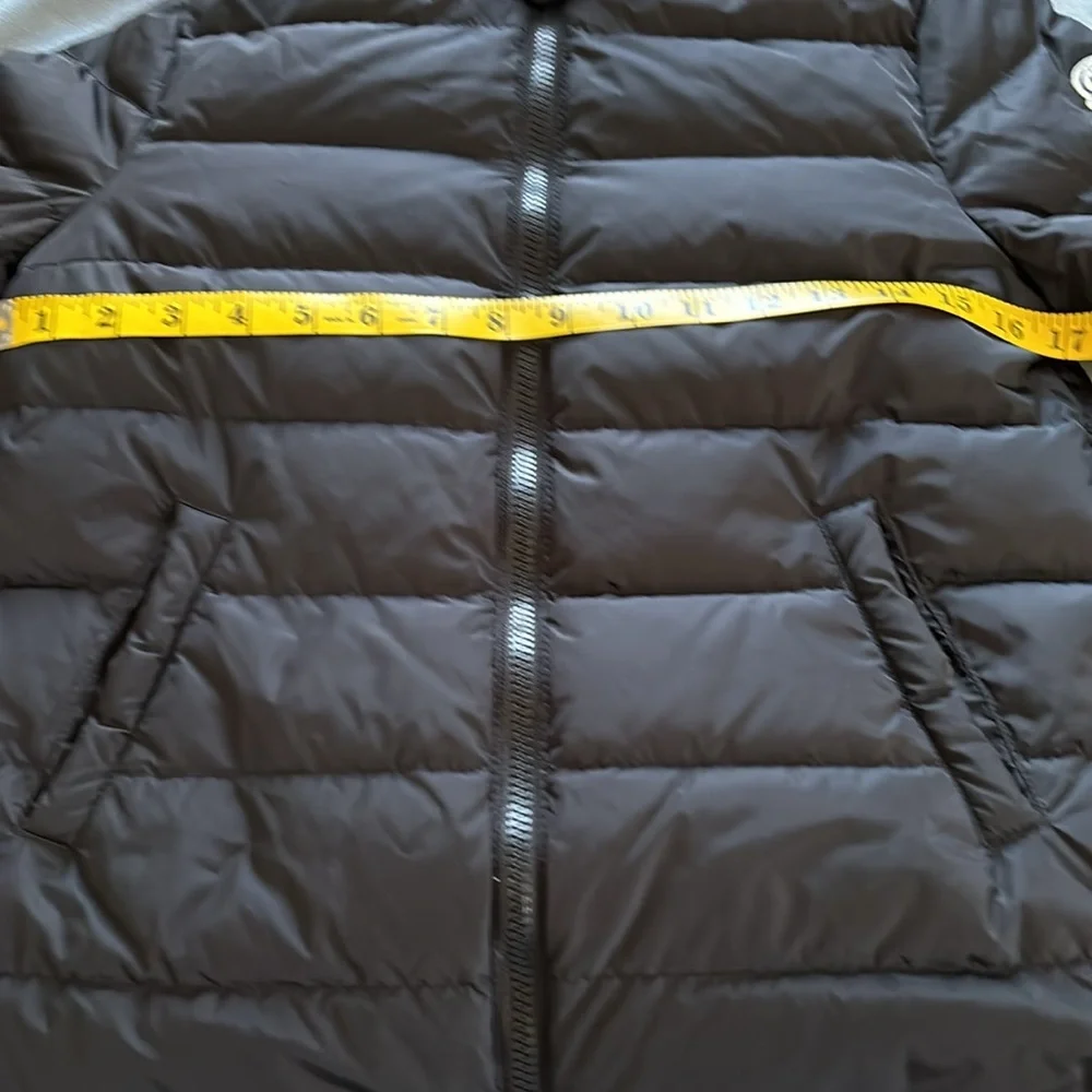 Moncler black short puffer with zip cuffs - Picture 14 of 16